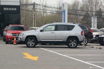 2015款指南者2.4L自动四驱舒适版