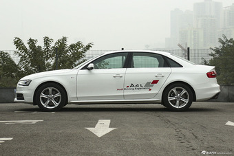 2015款奥迪A4L 45TFSIquattro个性运动型