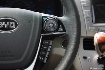 2015款比亚迪M6 2.4L自动豪华型