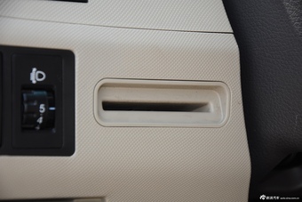 2015款比亚迪M6 2.4L自动豪华型
