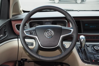 2015款GL8商务车2.4L豪华商务尊享版