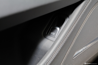 2013款奥迪A8L W12 6.3FSI quattro旗舰型