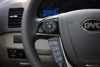 2015款比亚迪M6 2.4L自动豪华型