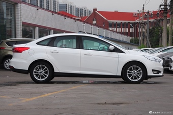 2015款福克斯三厢1.0L GTDi手动超能风尚型