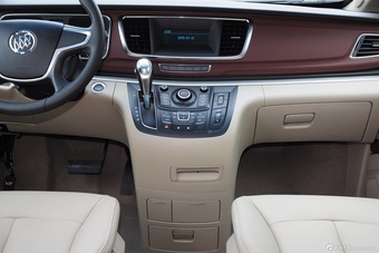 2015款GL8商务车2.4L豪华商务尊享版