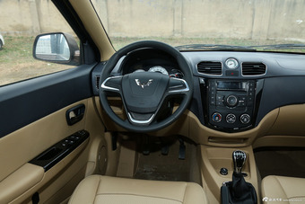 2014款五菱宏光S 1.2L手动舒适型