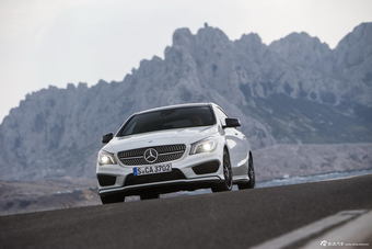 奔驰CLA250官方图