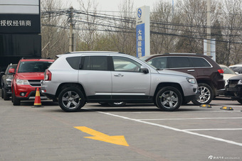 2015款指南者2.4L自动四驱舒适版