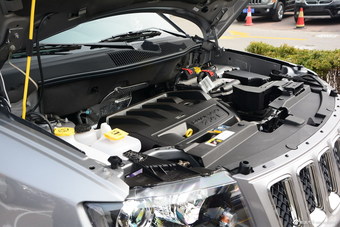 2015款指南者2.4L自动四驱舒适版