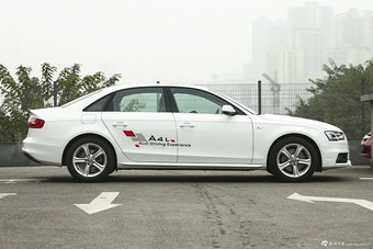 2015款奥迪A4L 45TFSIquattro个性运动型