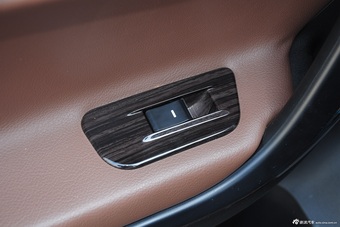 2015款传祺GS5速博1.8T自动四驱豪华导航版