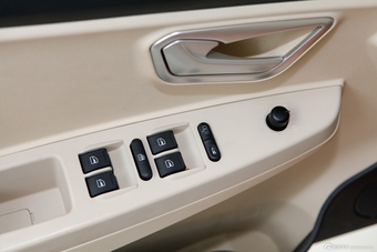 2013款风云2 1.5L手动掀背锐意版