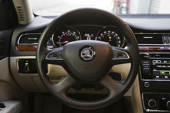 2013款斯柯达速派1.8T手自一体名仕版