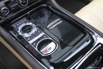 2015款捷豹XJL 2.0T两驱典雅商务版