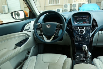 2014款比亚迪秦1.5T旗舰型