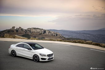 奔驰CLA250官方图