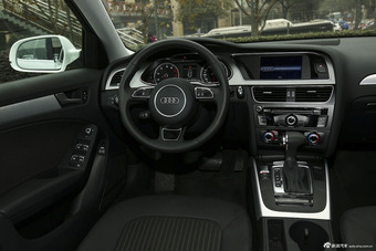 2015款奥迪A4L 45TFSIquattro个性运动型