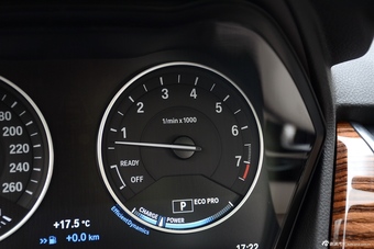 2016款宝马2系旅行车220i 2.0T自动豪华设计套装