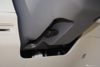 2015款比亚迪M6 2.4L自动豪华型