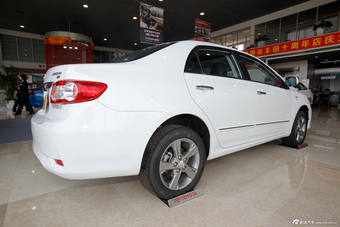 2013款卡罗拉特装版1.8L CVT至酷版GL-i