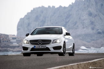 奔驰CLA250官方图