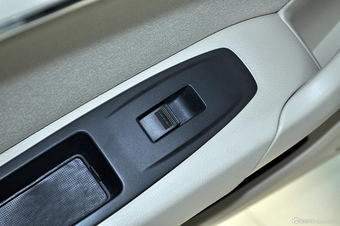 2012款奔腾B90 2.0L手动豪华型