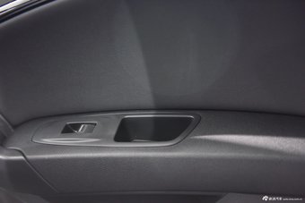 2015上海车展：奔腾B90