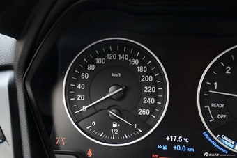 2016款宝马2系旅行车220i 2.0T自动豪华设计套装