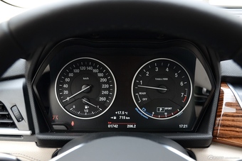 2016款宝马2系旅行车220i 2.0T自动豪华设计套装