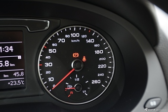 2016款奥迪Q3 2.0T自动quattro全时四驱35TFSI风尚型