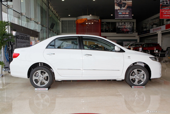 2013款卡罗拉特装版1.8L CVT至酷版GL-i