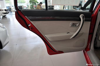2012款奔腾B70 1.8L自动豪华型