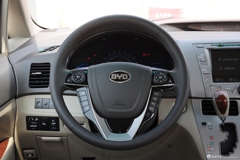 2015款比亚迪M6 2.4L自动豪华型