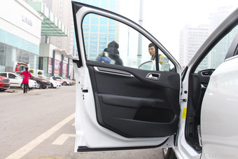 2013款雪铁龙C4L 1.6THP自动劲智版