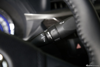 2016款卡罗拉双擎1.8L自动旗舰版