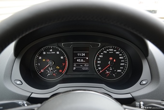 2016款奥迪Q3 2.0T自动quattro全时四驱35TFSI风尚型