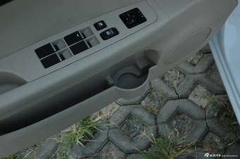 东南2013款V5菱致1.5L手动标准型CNG