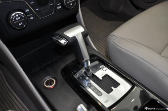 2013款奔腾B50 1.8L自动尊贵型