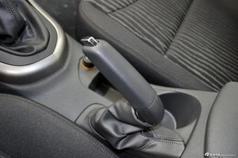 2013款东风标致408 2.0L手动舒适版