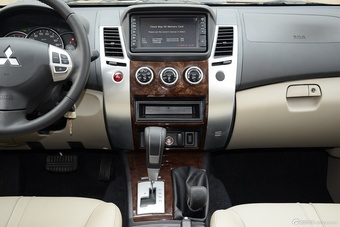 2015款帕杰罗·劲畅3.0L自动四驱旗舰版