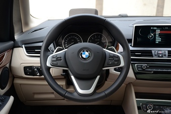 2016款宝马2系旅行车220i 2.0T自动豪华设计套装