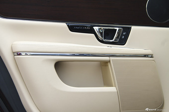 2015款捷豹XJL 2.0T两驱典雅商务版