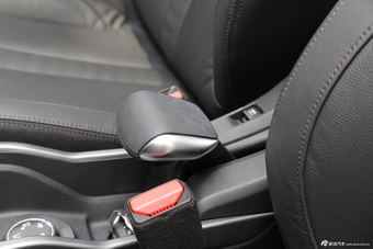 2016款标致2008 1.2THP自动领航版