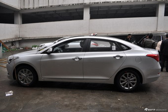 2013款名图1.8GLS自动智能型梦幻银