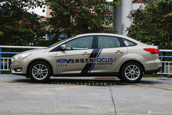 2015款福克斯三厢1.0T自动超能风尚型