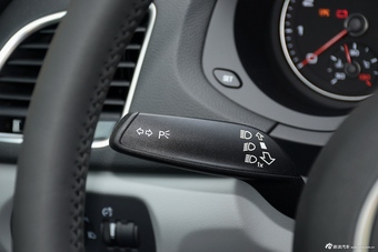 2016款奥迪Q3 2.0T自动quattro全时四驱35TFSI风尚型