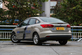 2015款福克斯三厢1.0T自动超能风尚型