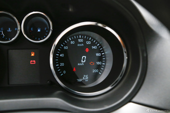 2016款睿行M90 2.0L手动标准型平顶掀背门