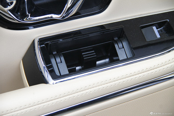 2015款捷豹XJL 2.0T两驱典雅商务版