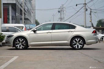 2017款迈腾2.0T自动380TSI DSG尊贵型